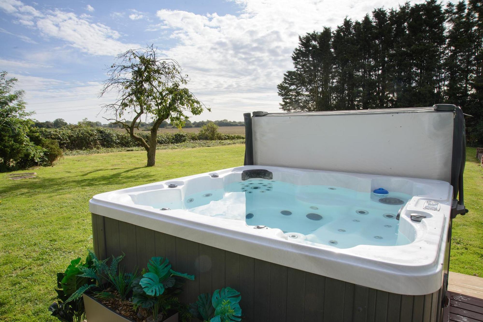 Deluxe 4 Or 5 Bed House With Hot Tub, Cinema Room Sleeps 15 Saffron Walden Kültér fotó