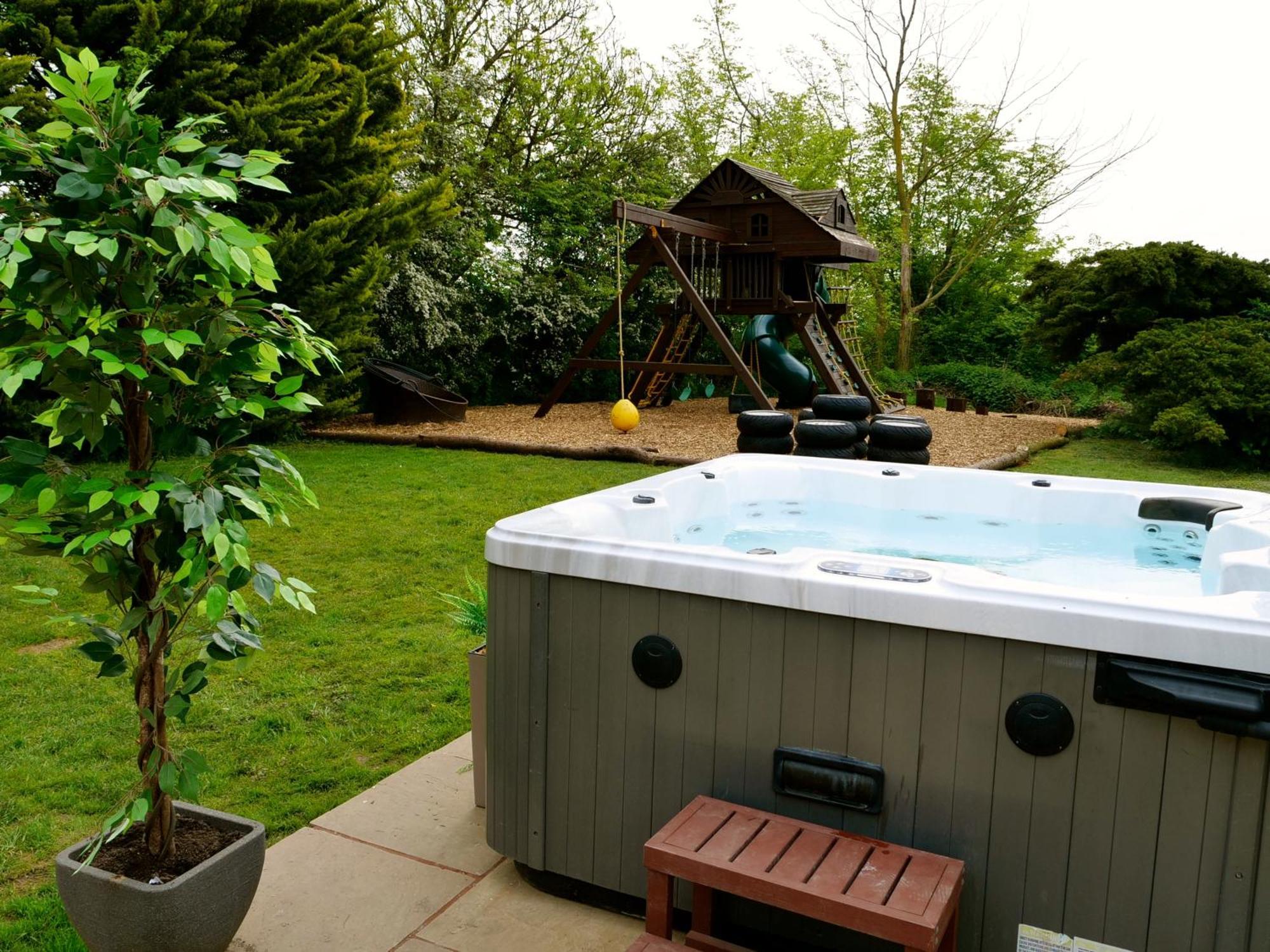 Deluxe 4 Or 5 Bed House With Hot Tub, Cinema Room Sleeps 15 Saffron Walden Kültér fotó