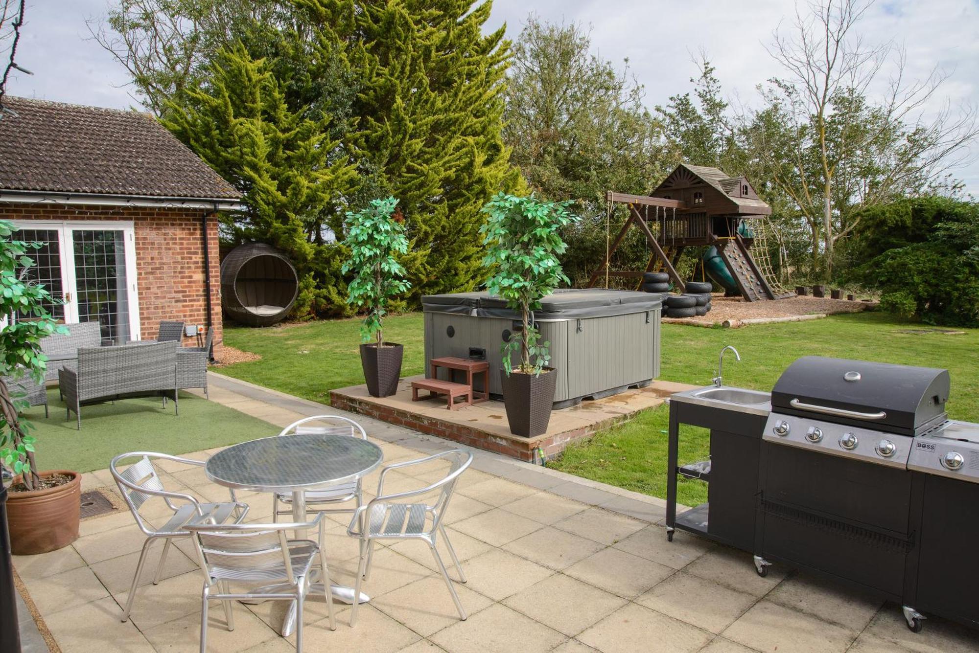Deluxe 4 Or 5 Bed House With Hot Tub, Cinema Room Sleeps 15 Saffron Walden Kültér fotó