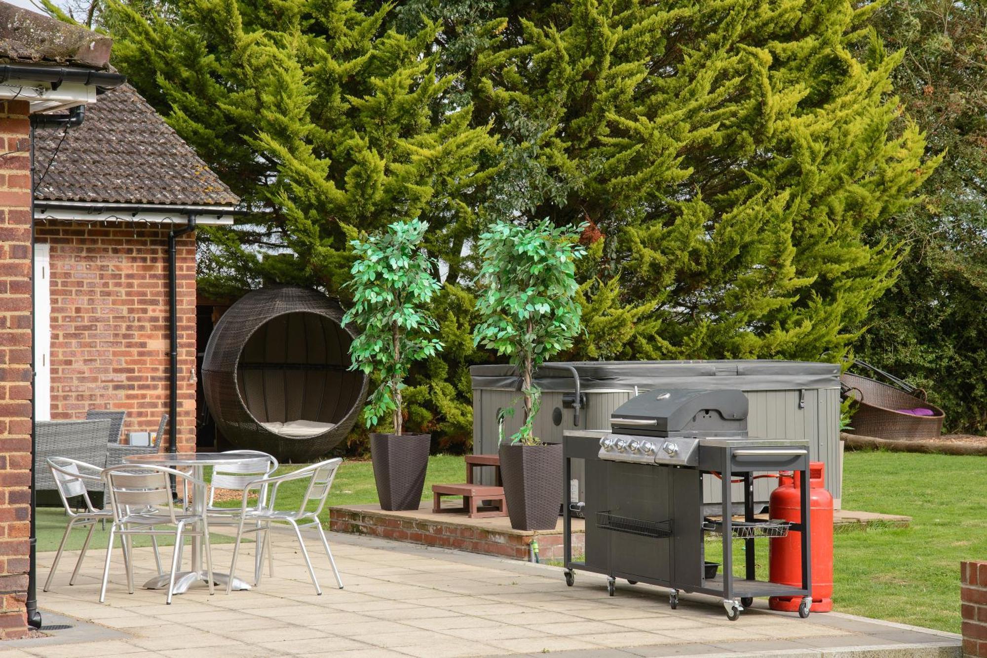 Deluxe 4 Or 5 Bed House With Hot Tub, Cinema Room Sleeps 15 Saffron Walden Kültér fotó