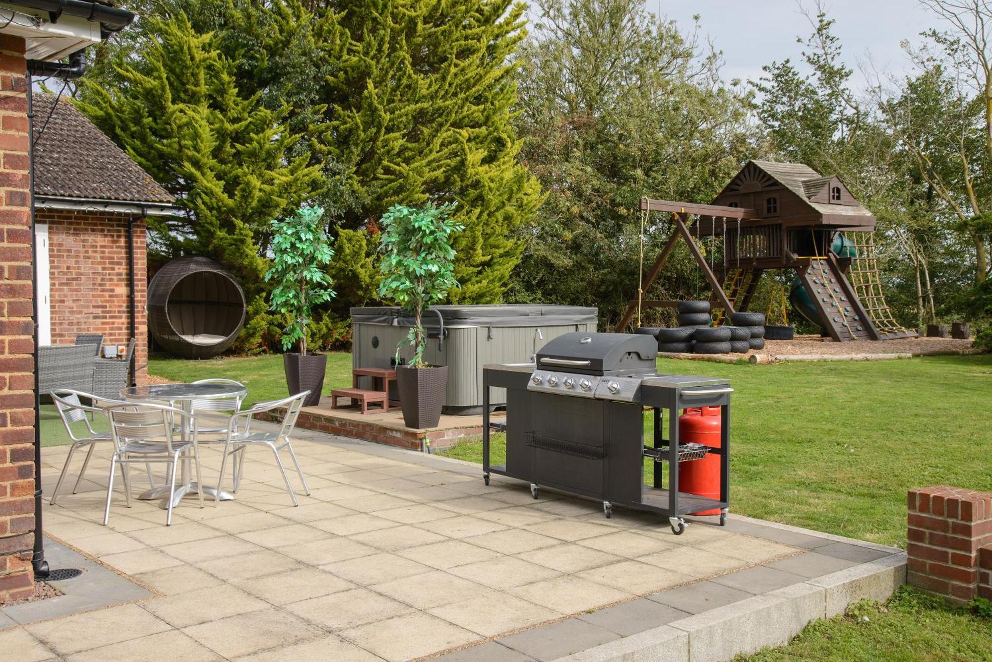 Deluxe 4 Or 5 Bed House With Hot Tub, Cinema Room Sleeps 15 Saffron Walden Kültér fotó